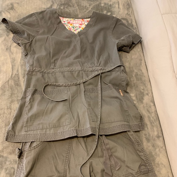 Scrub set